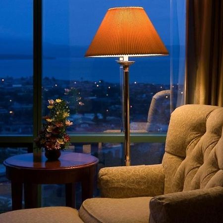 โรงแรมมาร์โค โปโล ดาเวา Davao ห้อง รูปภาพ A table lamp