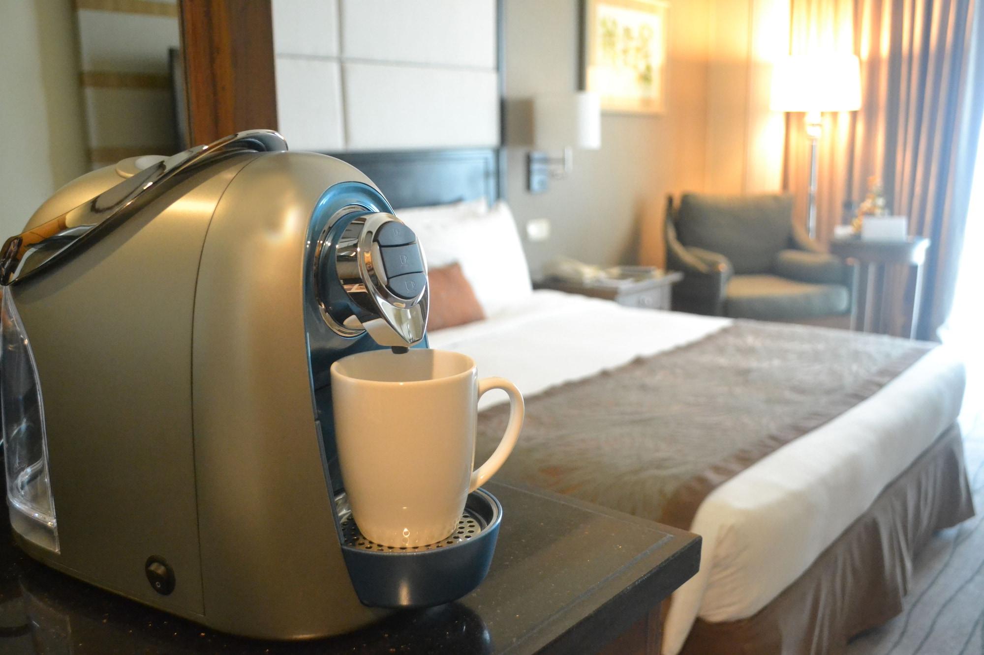 โรงแรมมาร์โค โปโล ดาเวา Davao ภายนอก รูปภาพ A Nespresso machine in a hotel room