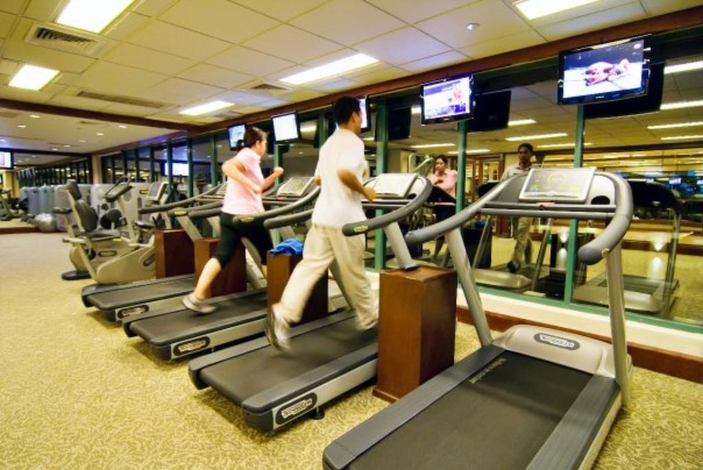 โรงแรมมาร์โค โปโล ดาเวา Davao ภายนอก รูปภาพ A row of treadmills