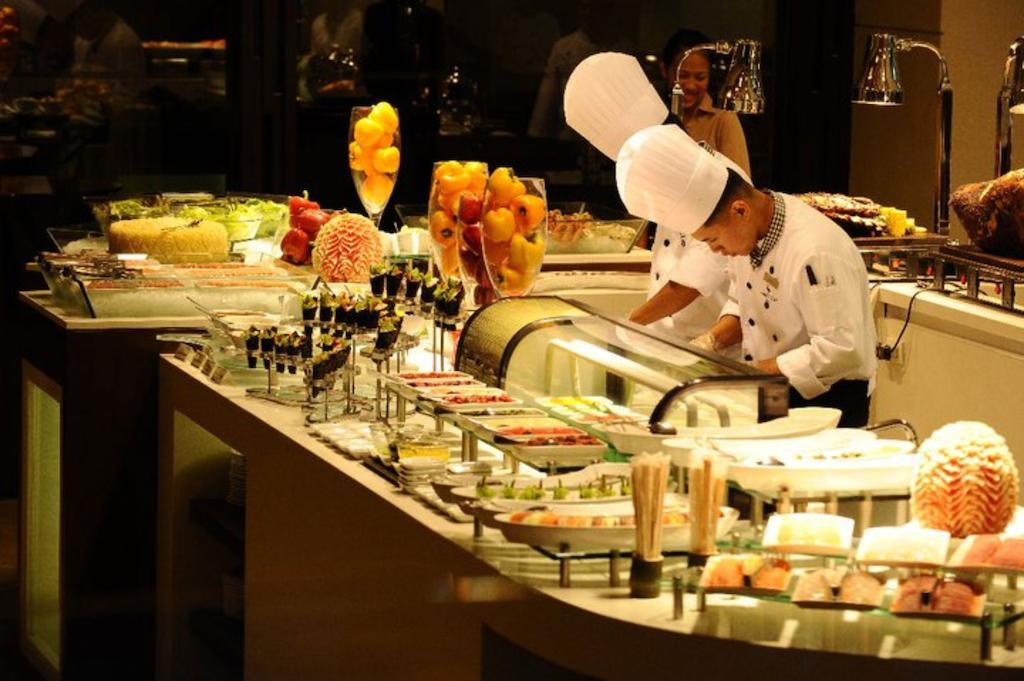 โรงแรมมาร์โค โปโล ดาเวา Davao ภายนอก รูปภาพ A buffet at a hotel