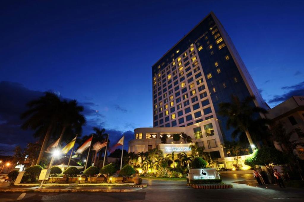 โรงแรมมาร์โค โปโล ดาเวา Davao ภายนอก รูปภาพ The hotel at night
