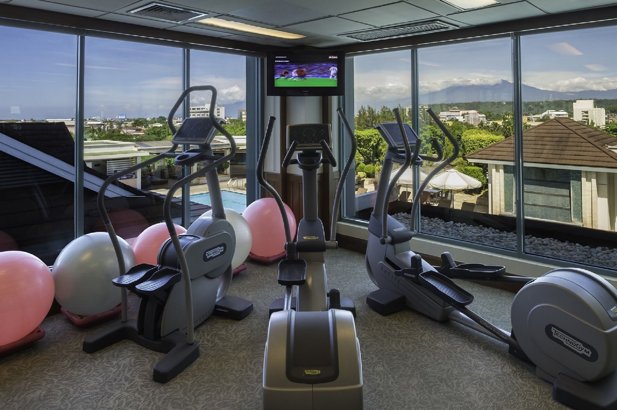 โรงแรมมาร์โค โปโล ดาเวา Davao ภายนอก รูปภาพ The gym at the hotel