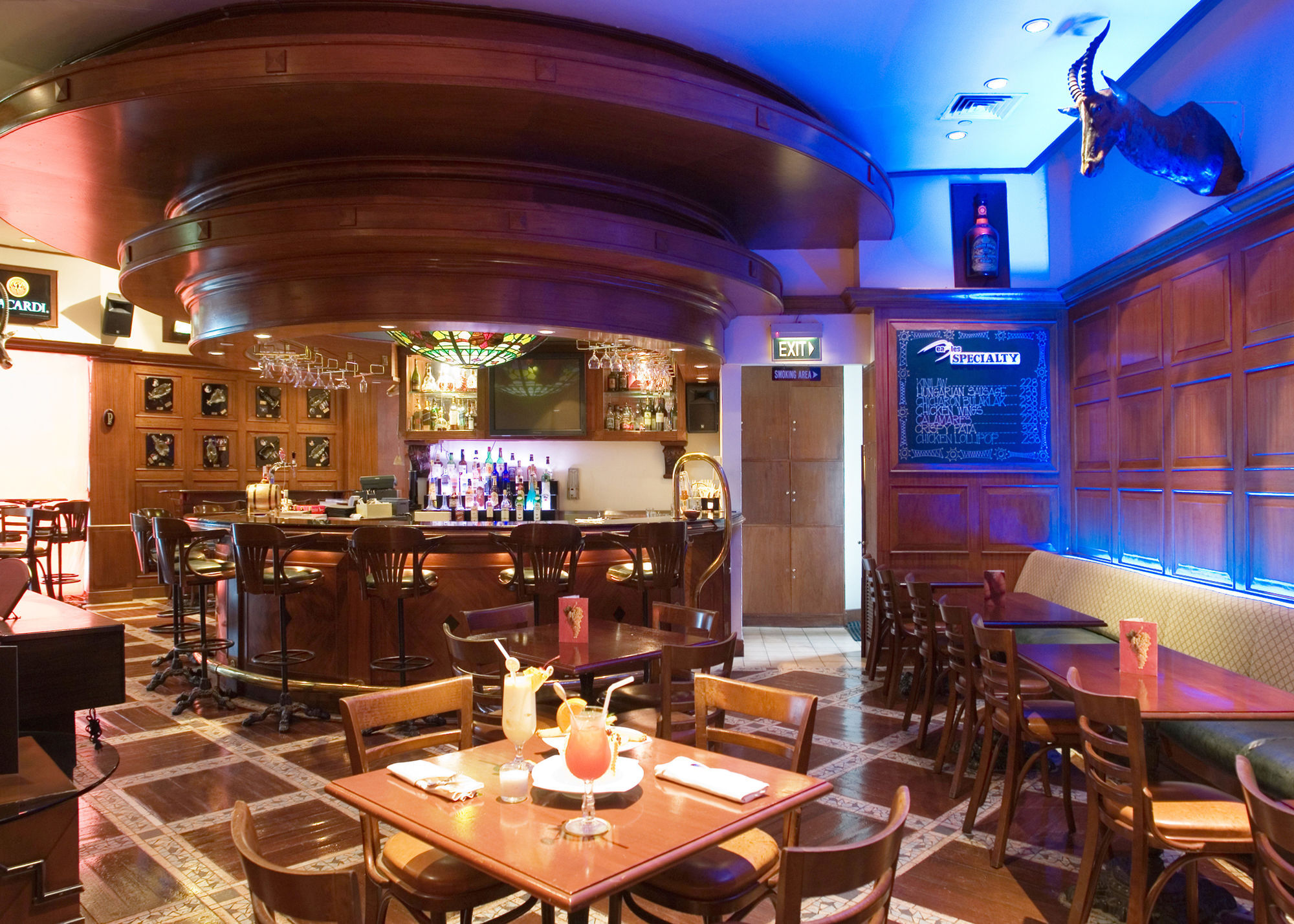 โรงแรมมาร์โค โปโล ดาเวา Davao ภายนอก รูปภาพ The interior of a typical bar